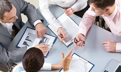 Unternehmensteam im gemeinsamen Beratungsgespräch
